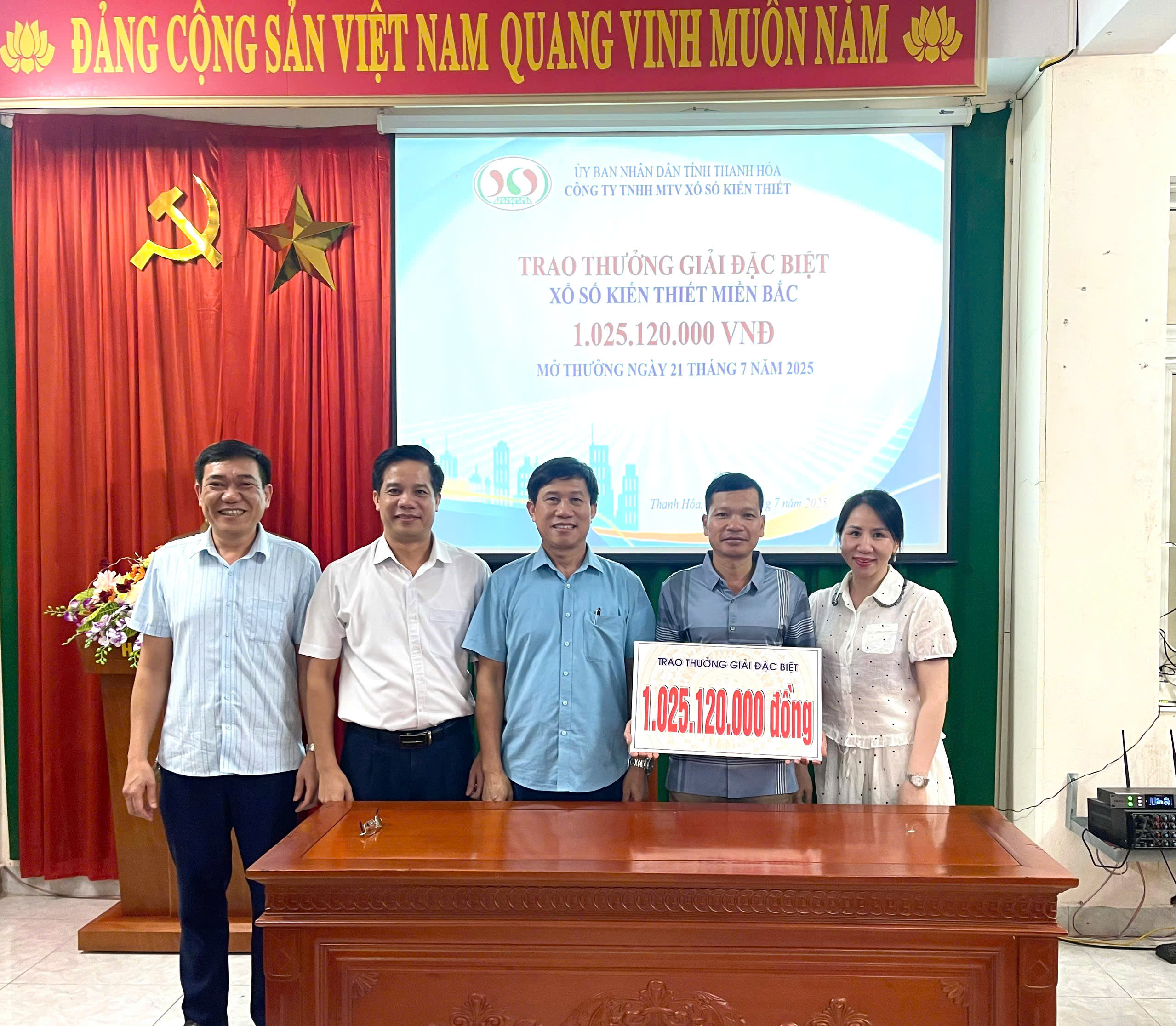 Ngày 28/07/2025. Công ty TNHH Một thành viên Xổ số kiến thiết Thanh Hoá tiến hành trao thưởng cho khách hàng trúng giải đặc biệt vé xổ số miền bắc trong kỳ quay số mở thưởng ngày 21/07/2025 với tổng giá trị: 1.025.120.000 đồng
