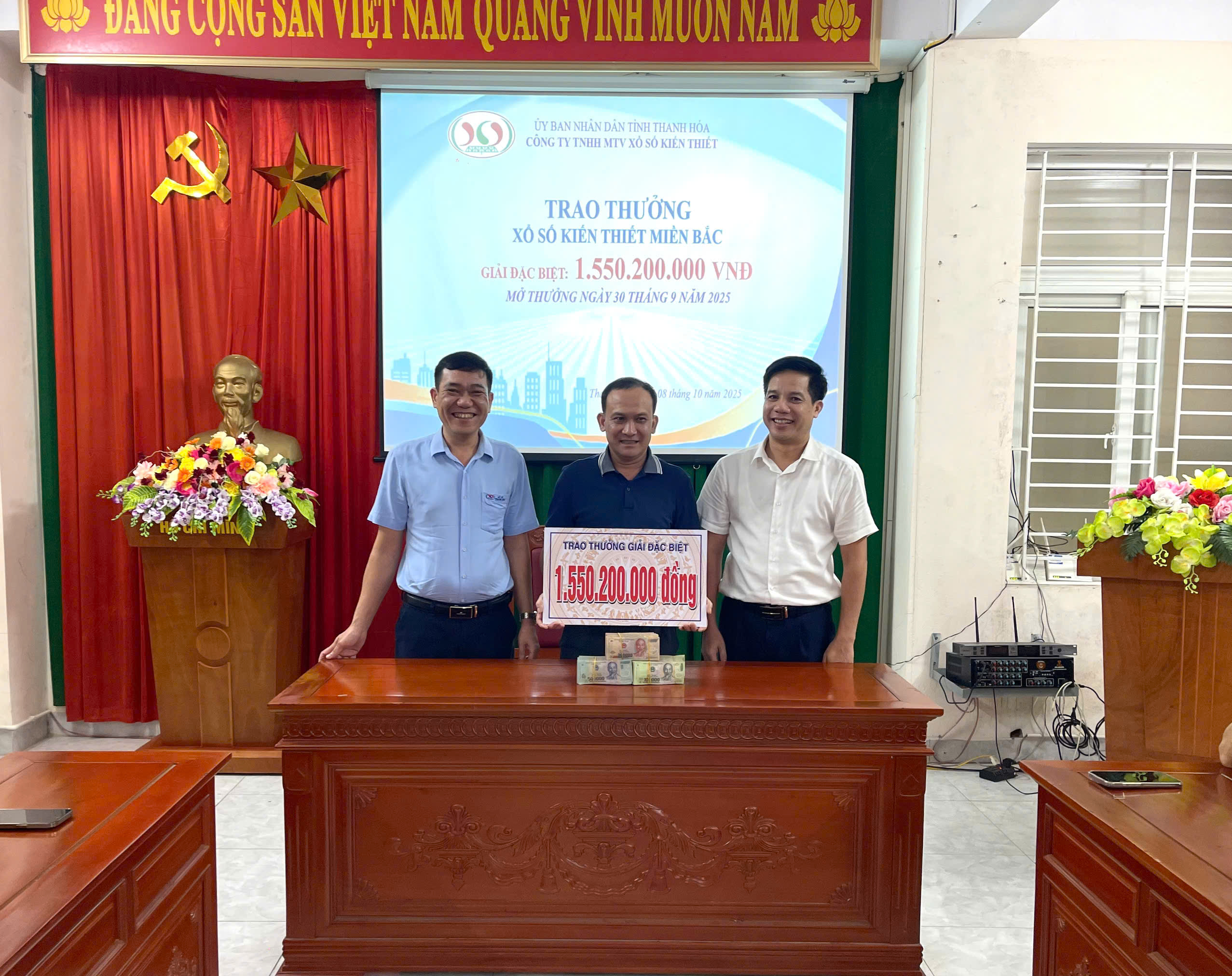 Ngày 08/10/2025. Công ty TNHH Một thành viên Xổ số kiến thiết Thanh Hoá tiến hành trao thưởng cho khách hàng trúng thưởng giải đặc biệt vé xổ số miền bắc ngày 30/9/2025 với tổng giá trị: 1.550.200.000 đồng