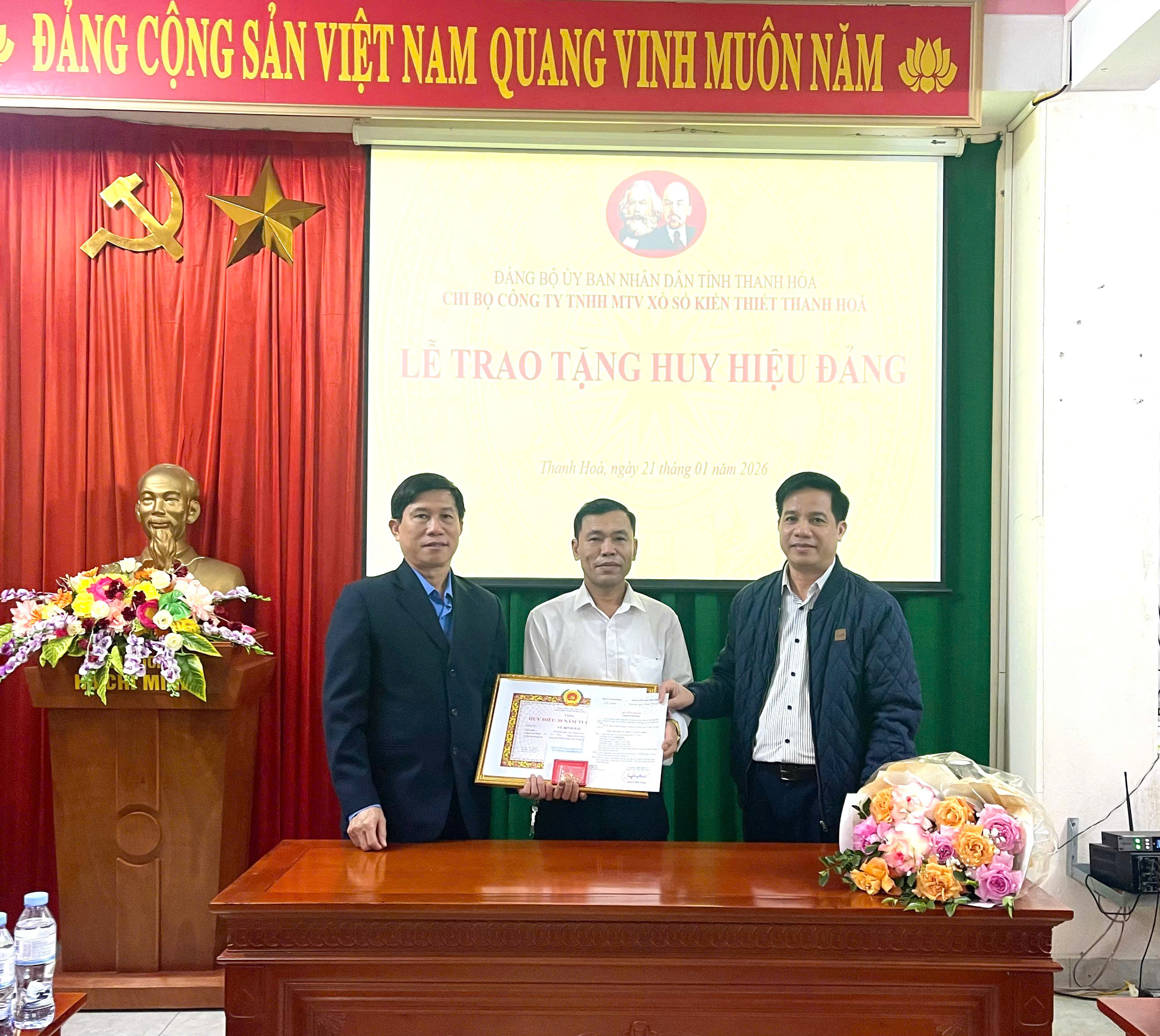 Ngày 21/01/2026, Chi bộ Công ty TNHH MTV Xổ số kiến thiết Thanh Hóa tổ chức lễ trao tặng huy hiệu 30 năm tuổi Đảng cho đảng viên Vũ Đình Hải!  